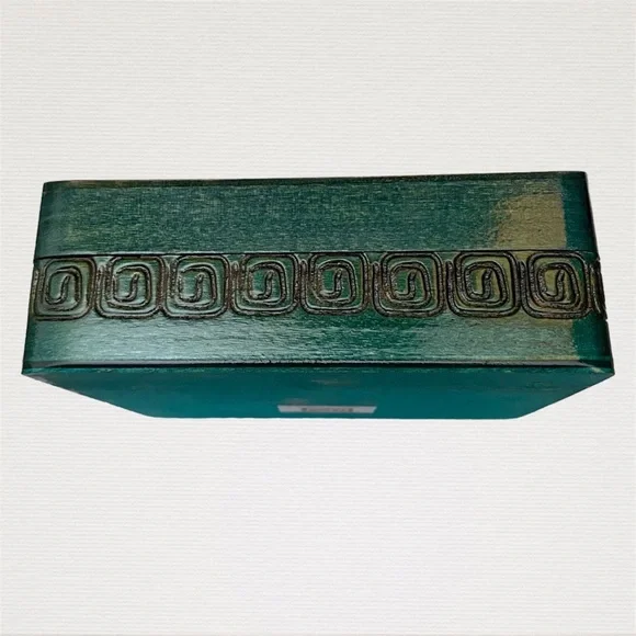 Small Handmade Polish Box with Carved Painted Lacquered Flowers - Picture 8 of 11